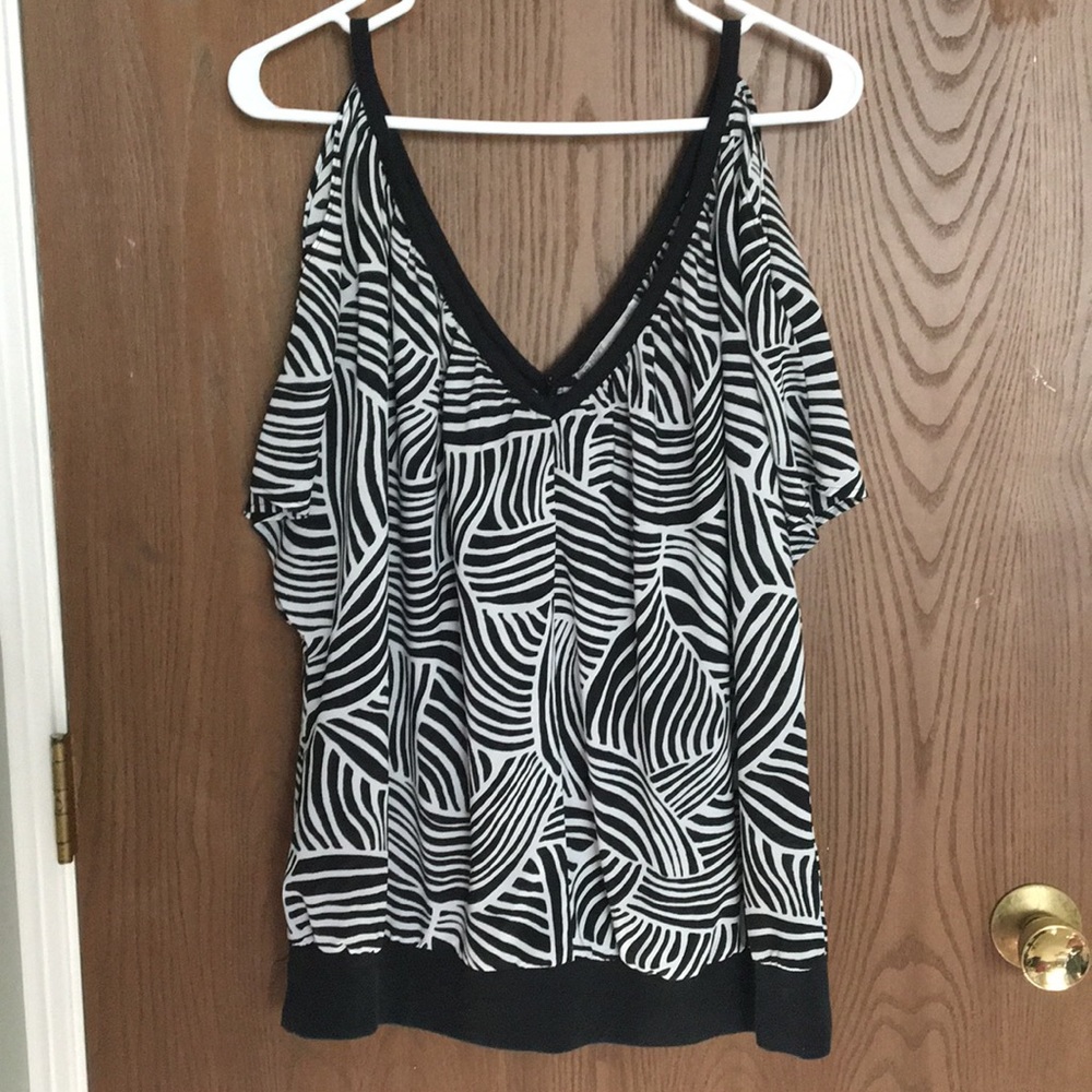 Super flattering top!! 🖤🤍🖤🤍